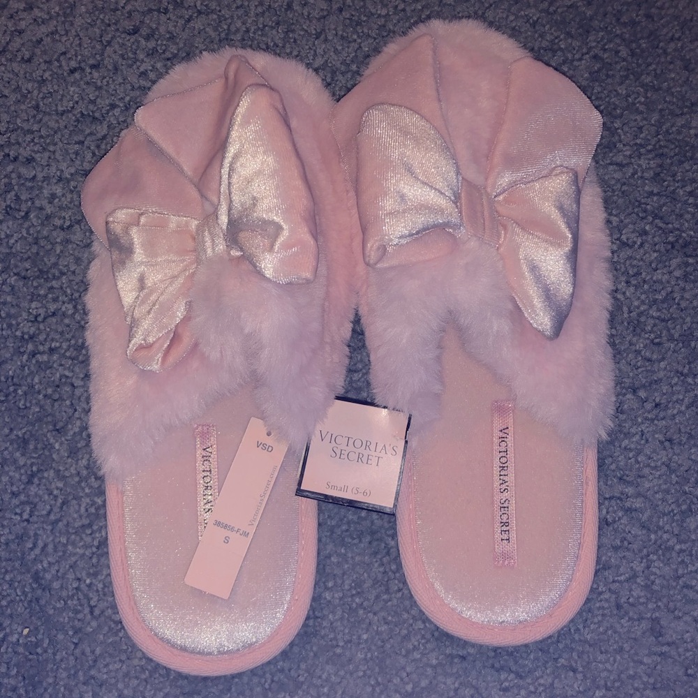 COPY - Brand New Pink Victoria Secret Slippers in Size Small (Fits sizes 5-6).